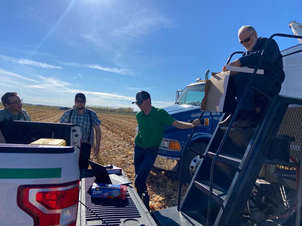 SevitaWest's tweet image. A great day having 🍕 and harvesting Horizon Seeds Canada  #cornplot with Shur-Gro #MacGregor  at Delta Colony @ShurGroFarmServ @ostanton35 @HORIZON_SEEDS