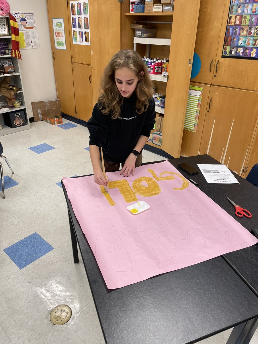 WMSHorizons's tweet photo. Bold & Gold student leaders are hard at work getting posters ready to recruit new members! #BestAtWMS https://t.co/LhH3ShPvI2