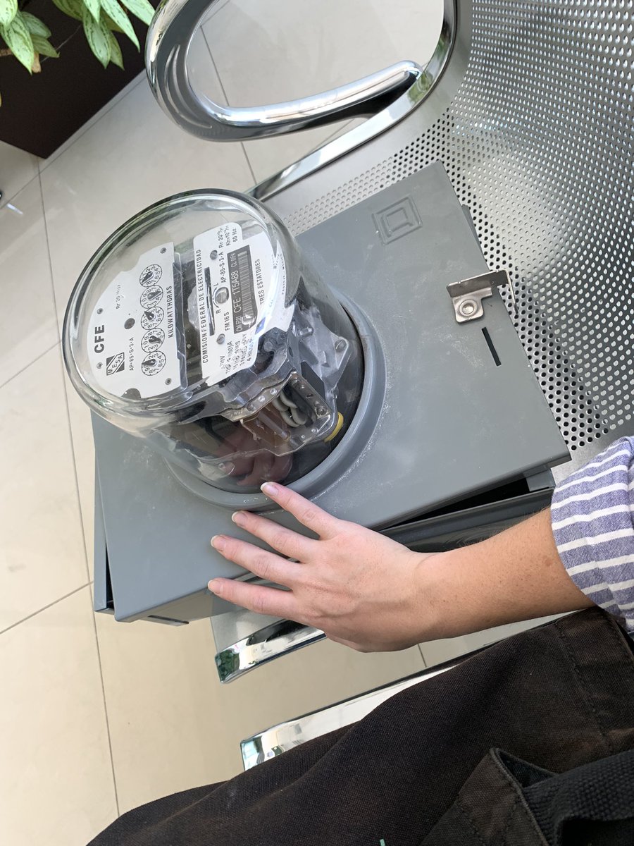 arandhi's tweet photo. se rieron de mí en la CFE x traer mi medidor dicen que ellos van y lo quitan ok yo no lo sabía les prometo que no quería venir cargando bajo el sol una cosa que pesa 1000 kilos https://t.co/tWGlaF3CRh