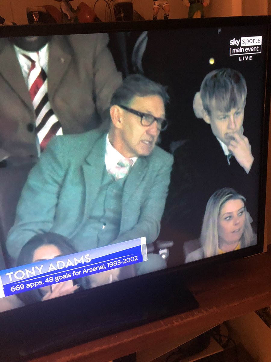 mackjoriarty's tweet photo. Kid on the right is handing out Gary Neville’s number.
#ARSCRY https://t.co/jAlU3QxSyK