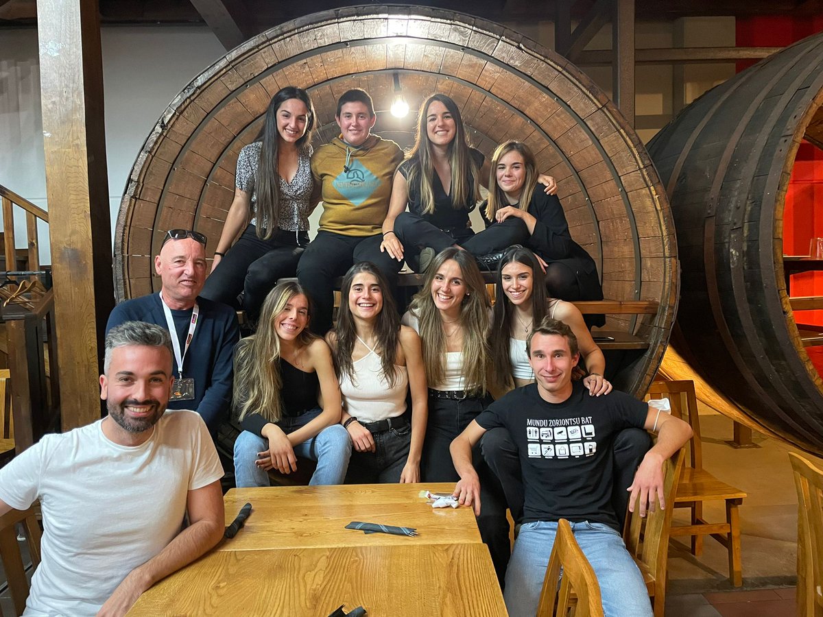 LABORALkTeam's tweet photo. Denboraldia ez da amaitzen taldeko afaria egin arte.

Urte ahaztezina; izan ere, kirol-emaitza bikainetatik haratago, nesken talde honek giza talde eredugarria osatu du, eta horrek izugarri gozarazi gaitu. Jarraitu zareten modukoak izaten!

#LaboralKutxaTeam #IndarrakBatuta https://t.co/syFPXHU3JR