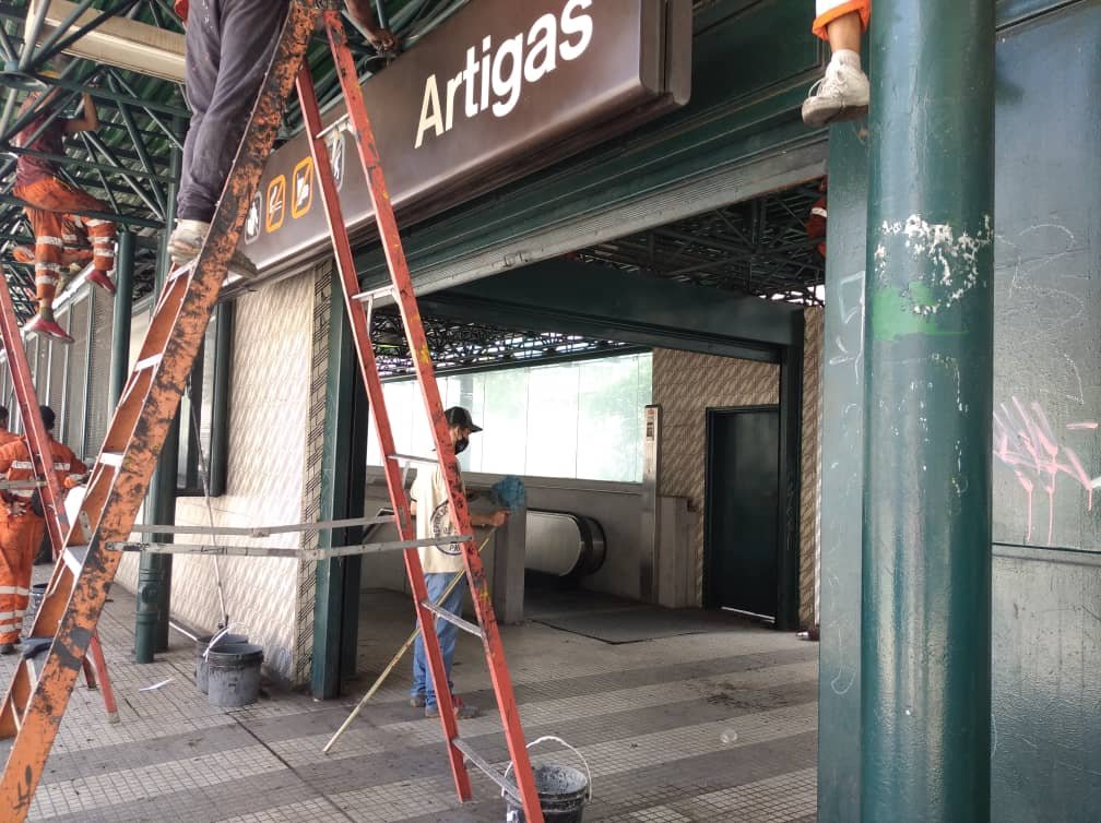 metro_caracas's tweet photo. #PlanDeEmbellecimiento ✨ Ahora es el turno de la estación #Artigas 🚇
Gracias al trabajo articulado de @TransporteGobVe @metro_caracas y el Director General del #MPPPT @buhopsuv el #PlanDeEmbellecimiento avanza, ahora te toca a ti, colabora con la higiene y limpieza del Sistema https://t.co/jFNI03IOlV