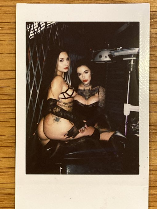 My sweet @leighravenx 🦇🖤❣️ https://t.co/d378PwIJVh<a class="tags" href="/tag/leighravenx">@leighravenx</a>