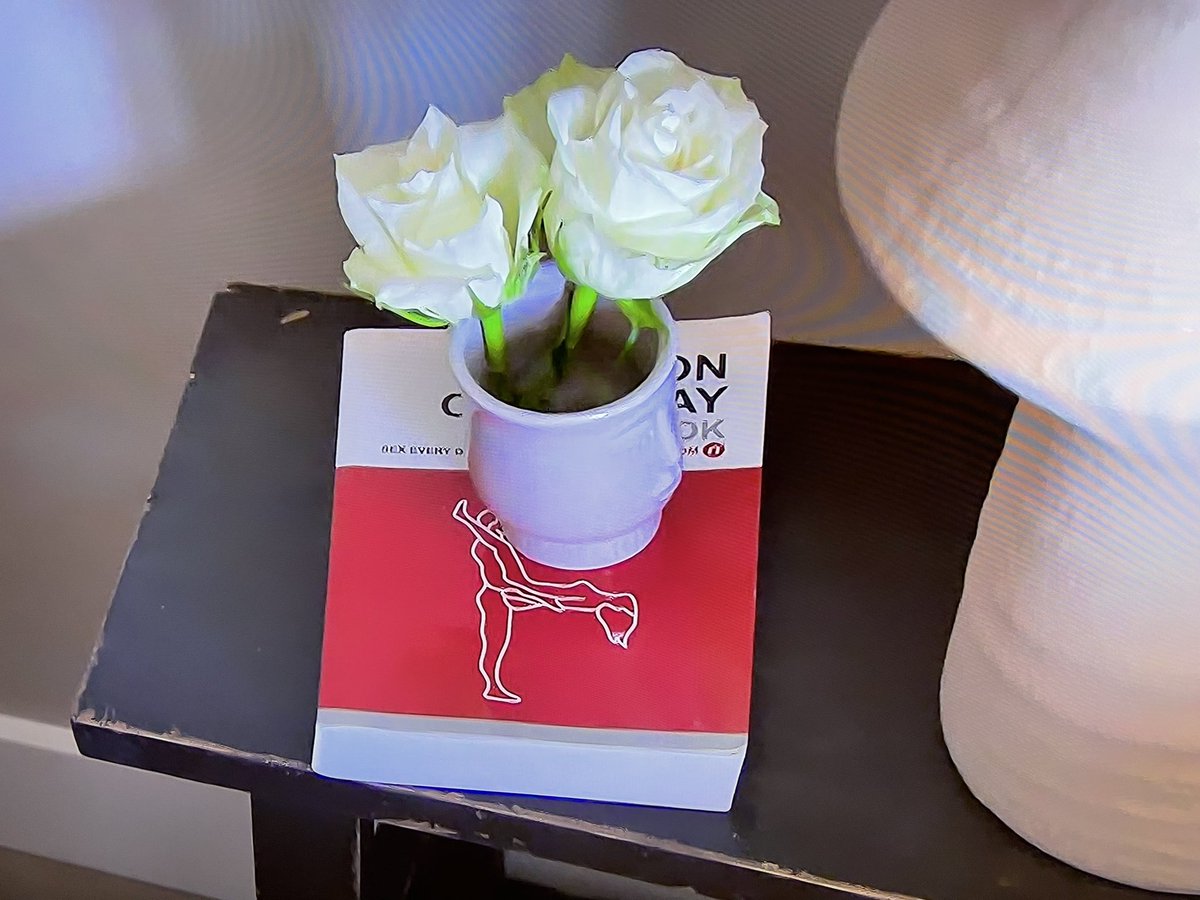 Wat legt Roos hier nu op het nachtkastje 🤣🤣 #kopenzonderkijken