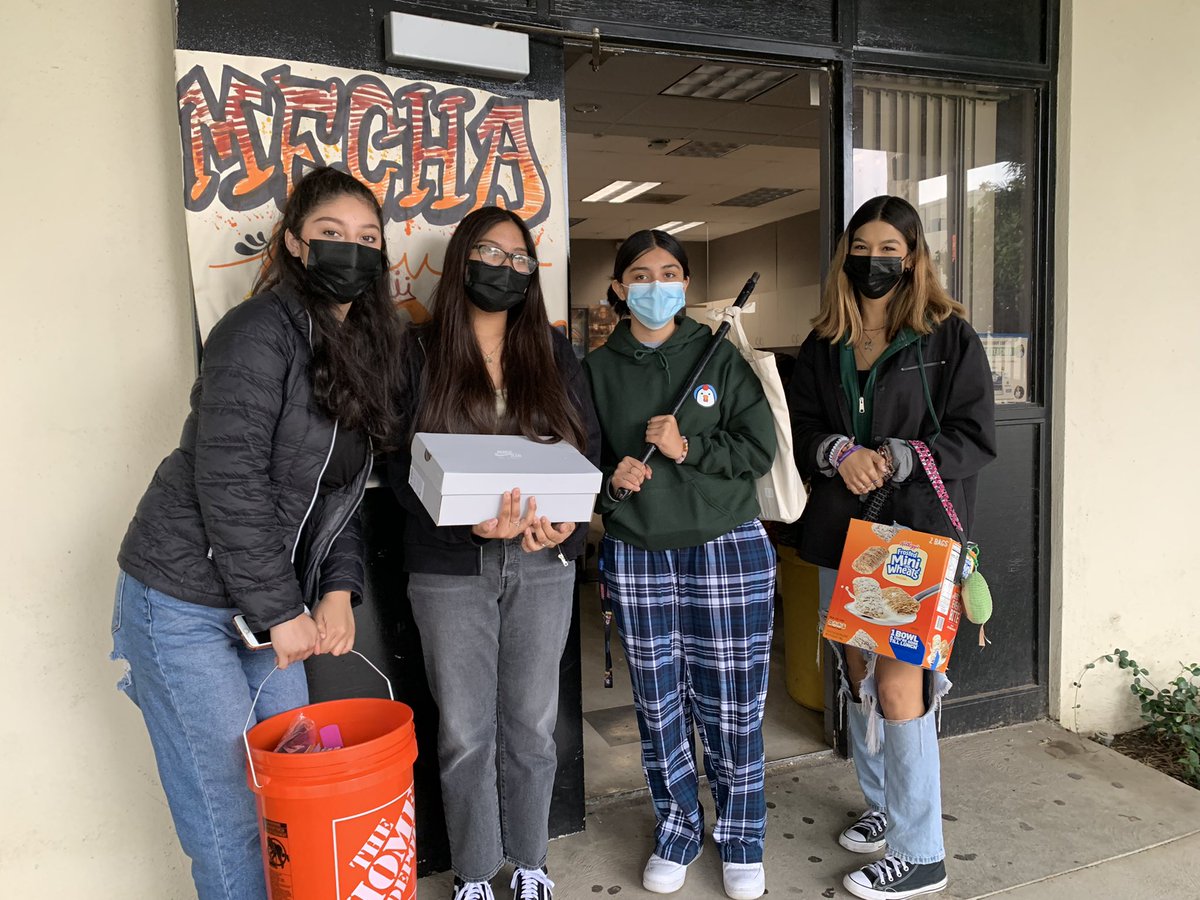 mechadechaffey's tweet photo. MEChA students participating in today’s spirit day! anything but a backpack. @ChaffeyASB https://t.co/mHEFSFSJmI