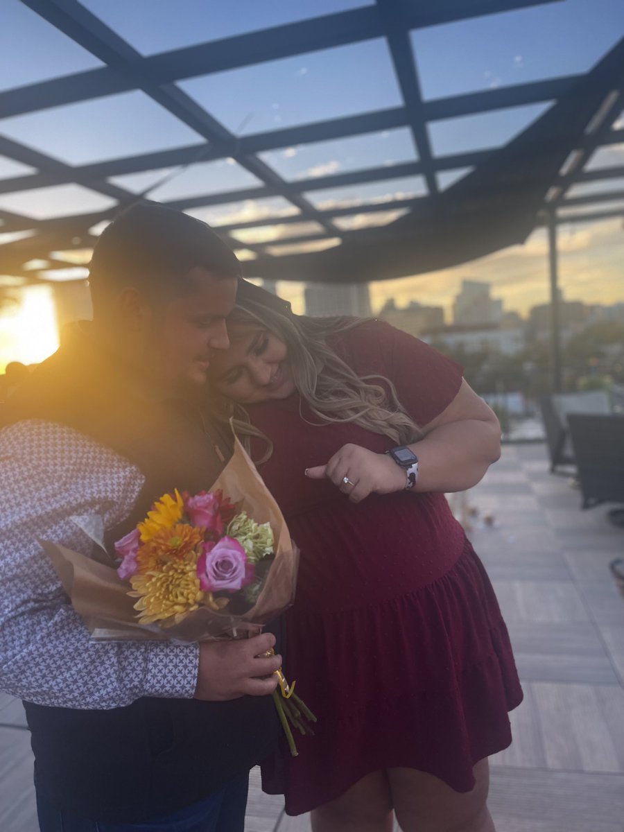 beth_arnold22's tweet photo. literally had the most magical night of my life last night. 💗

chris proposed on a rooftop in downtown austin and had all of our family and friends there 😭 https://t.co/tvktgt6M4u