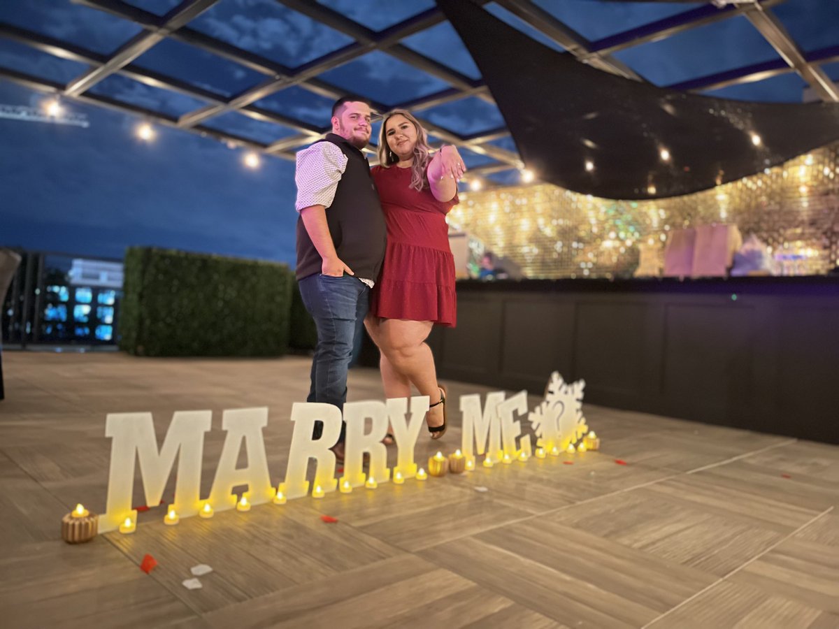 beth_arnold22's tweet photo. literally had the most magical night of my life last night. 💗

chris proposed on a rooftop in downtown austin and had all of our family and friends there 😭 https://t.co/tvktgt6M4u