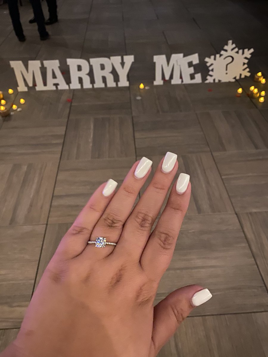 beth_arnold22's tweet photo. literally had the most magical night of my life last night. 💗

chris proposed on a rooftop in downtown austin and had all of our family and friends there 😭 https://t.co/tvktgt6M4u