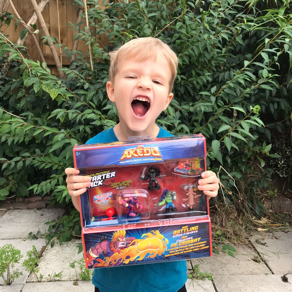 splatkidsTV's tweet photo. Welcome to The World of Akedo - Ultimate Arcade Warriors! ⁠
⁠
There are 38+ warriors to collect in this new range of battling action figures all with their own fighting style and battle accessory! ⁠

⁠
@moosetoys @supermoosetoys #akedo #akedowarriors ⁠ https://t.co/d6ijZRoXaB