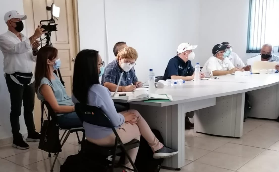 IPACOOP's tweet photo. #LosSantos | El Director Ejecutivo del #IPACOOP, Edwin Navarro, acompañó al Viceministro del MIDA, Carlos Rognoni, y al Director del IMA, Carlos Motta, en la reunión con representantes de los productores de maíz.🌽 https://t.co/T8eGHuVgyC