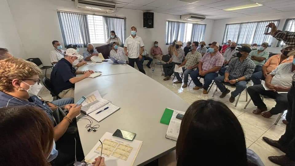 IPACOOP's tweet photo. #LosSantos | El Director Ejecutivo del #IPACOOP, Edwin Navarro, acompañó al Viceministro del MIDA, Carlos Rognoni, y al Director del IMA, Carlos Motta, en la reunión con representantes de los productores de maíz.🌽 https://t.co/T8eGHuVgyC