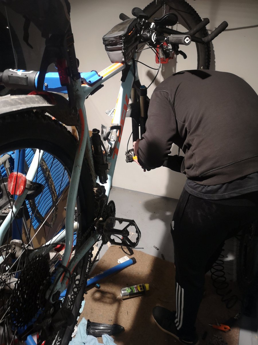 JuhaTenhonen's tweet photo. Ku renkaan vaihos veny pimeeseen, ni #pyörätohtori tuumi, et sama ilmata siun jarrut samantien #pyörähommii #pyöräily #maastopyöräily #mountainbiking #mtb #mtblife. Tuumi homman jälkeen: kuha ei huomen tulis #otb, ku #Trek #superfly7 taas pysähtyy 🙈🤣 https://t.co/L8khPVUyJ1