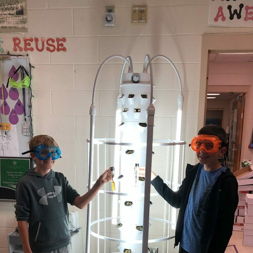 AScottFlynn's tweet image. 7️⃣th 👩‍🔬👨‍🔬 grade #science ⚗️ @working ✍️ with #elodea plant 🌱 counting 🧮 the number of bubbles produced and color change with Bromo Blue via photosynthesis. #7Science #2021 #thebetterMrFlynn #classof2027 Go #BlairBears instagr.am/p/CVLkqHopais/