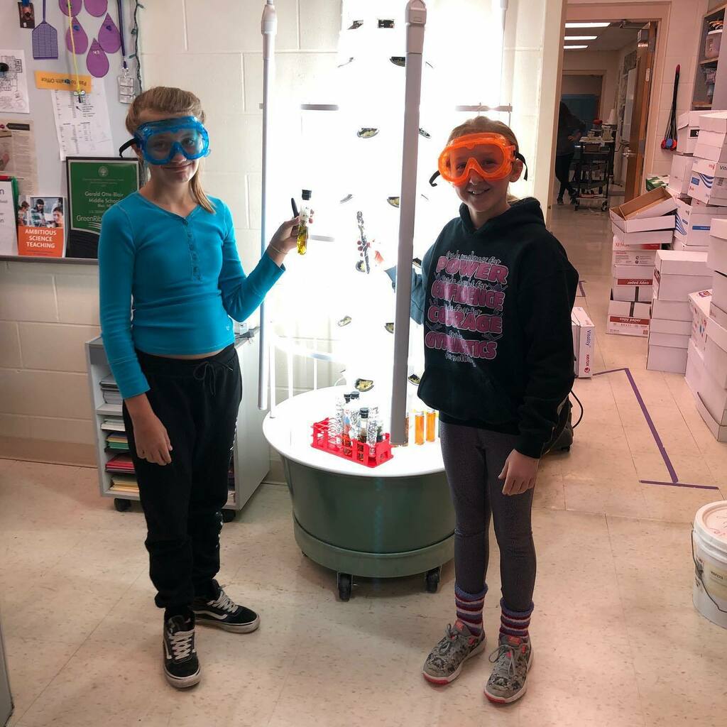 AScottFlynn's tweet image. 7️⃣th 👩‍🔬👨‍🔬 grade #science ⚗️ @working ✍️ with #elodea plant 🌱 counting 🧮 the number of bubbles produced and color change with Bromo Blue via photosynthesis. #7Science #2021 #thebetterMrFlynn #classof2027 Go #BlairBears instagr.am/p/CVLkxM8pDyz/