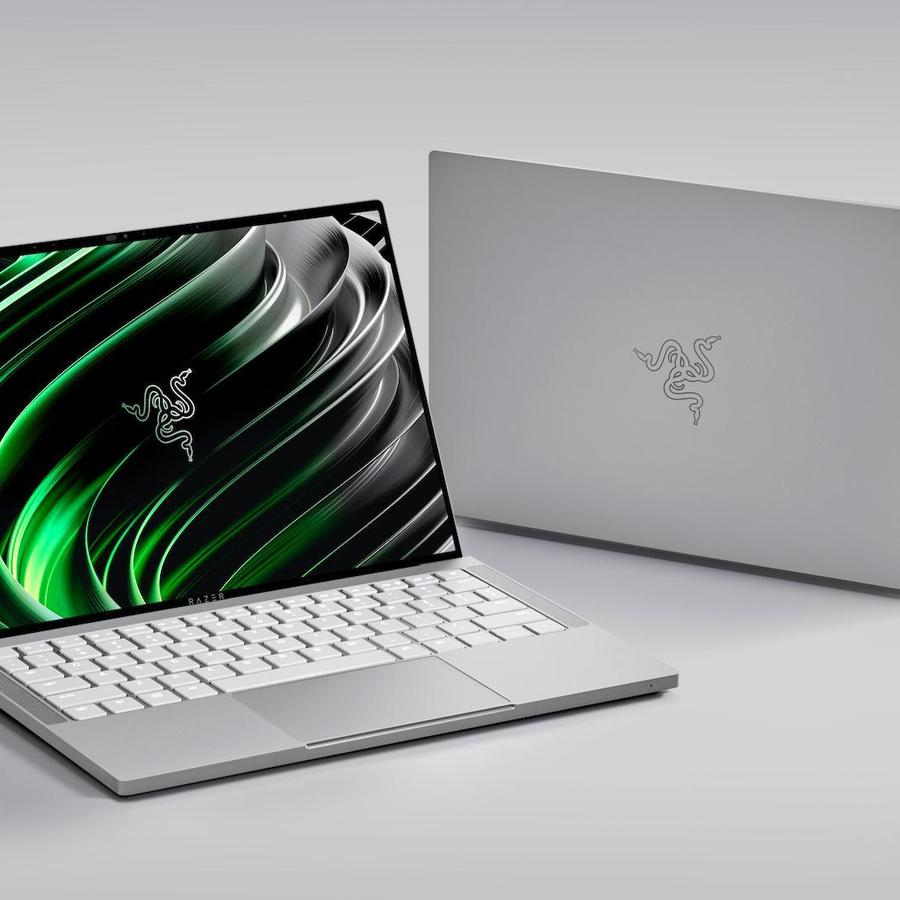 AmanSin456604's tweet photo. @ZLivingston @TechWizYT @TailosiveTech Pretty sure that these new devices don't have FaceID, just the webcam.

Also I feel like they put the notch in primarily to make the mac distinguishable from a distance.

These 13 inch devices (Dell XPS 13 and Razer Book 13) have a super thin bezel but also a decent webcam. https://t.co/3kWvCDilae