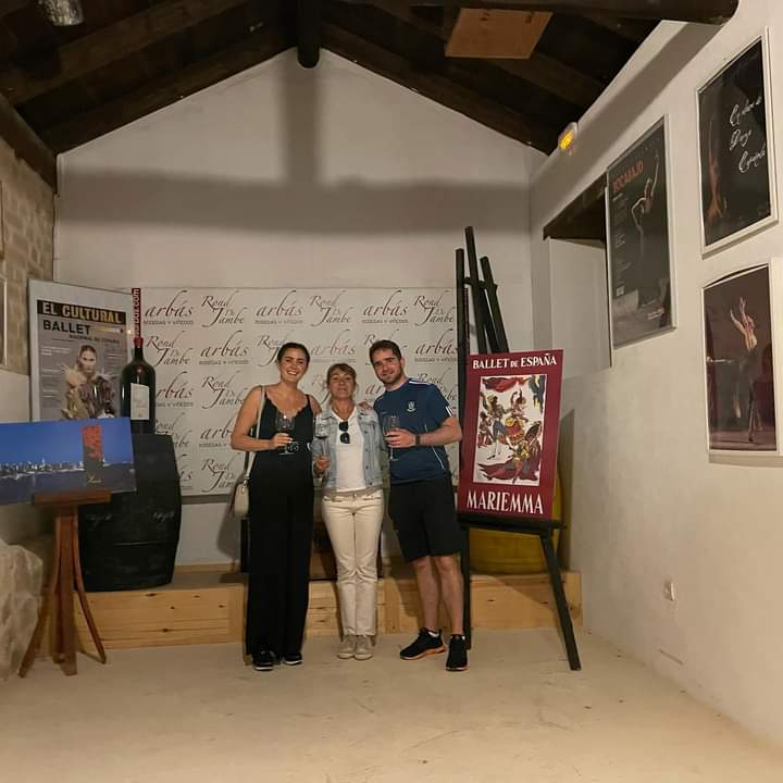 Bodegas_Arbas's tweet photo. Unos amigos de Irlanda disfrutando de nuestro Rond De Jambe  #RdJ #irlanda #wineireland https://t.co/2UASEgKAjS