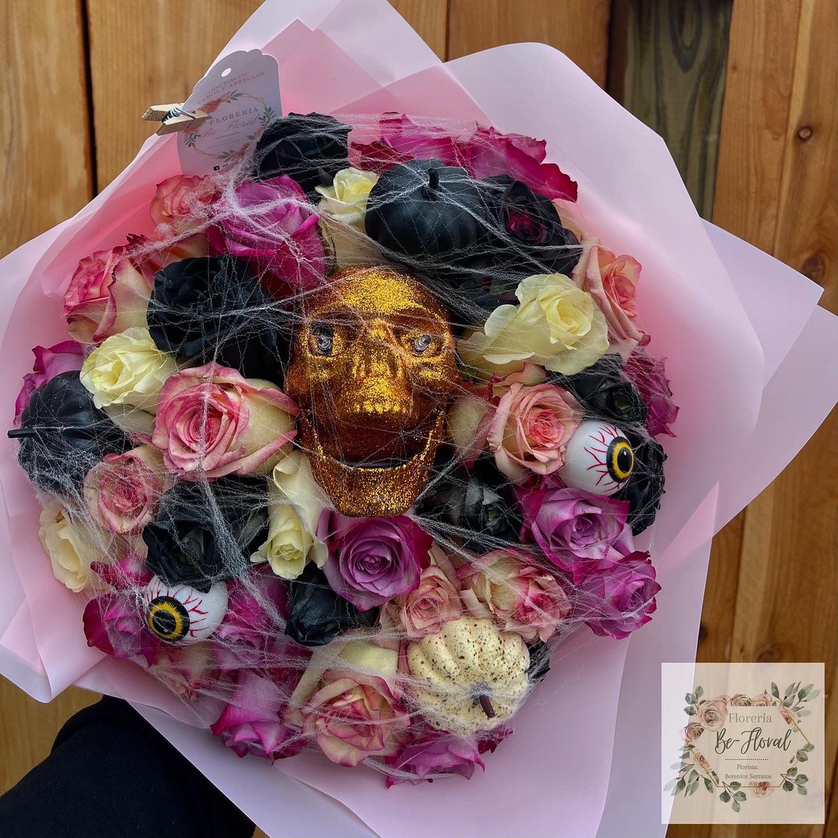 _BeFloral's tweet photo. Spooky boooquet 💀🖤😍💐 
Did you get yours yet? 👻⁣ https://t.co/u7Ahjwrjys