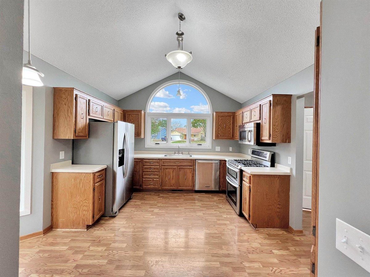 Cul-De-Sac location, 3-level split with unique architectural details. New Carpet &amp; wood laminate flooring. Oversized 2 car garage, patio area off of dining room &amp; walk through bath. Park and trail nearby.

buff.ly/3DTn1MA