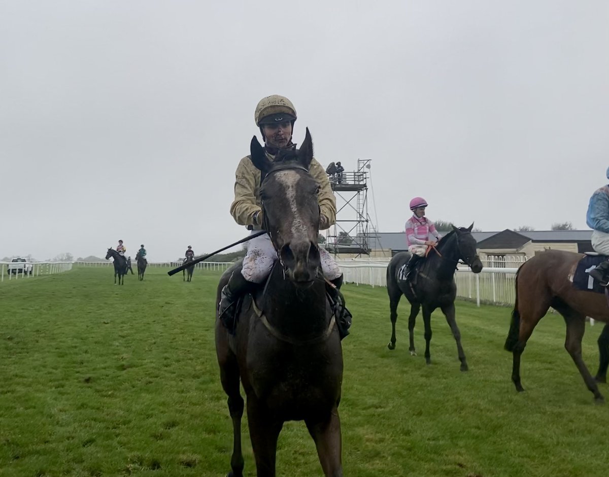 JohnWathenBerry's tweet photo. A wet afternoon at @BathRacecourse’s final meeting of 2021 but an enjoyable one, with the Glanvilles Stud Partners’ lovely Sixties Icon filly #BerylBurton running very well &amp; very gamely to be a strong-finishing &amp; close 3rd in a competitive 10-furlong handicap under @ThoreHammer. https://t.co/Twyk1G6X0g