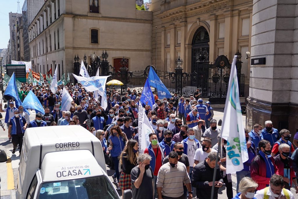 SergioOPalazzo's tweet photo. La Bancaria presente en la marcha por la “Producción, desarrollo y trabajo” convocada por la CGT. También conmemorando el 17 de octubre. https://t.co/NbosH2NTd8
