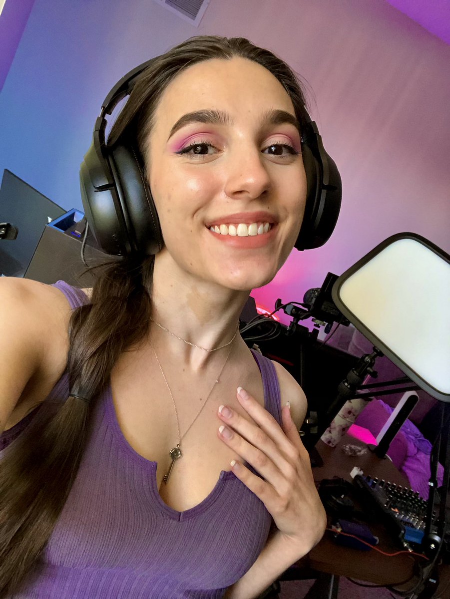_Eillax's tweet photo. First stream back since I moved!!

let’s chat &amp; play league of legends 🥰

✨ https://t.co/mQYhnLnni5 ✨

giving away rp cards as well! https://t.co/2lkS7JEOmV