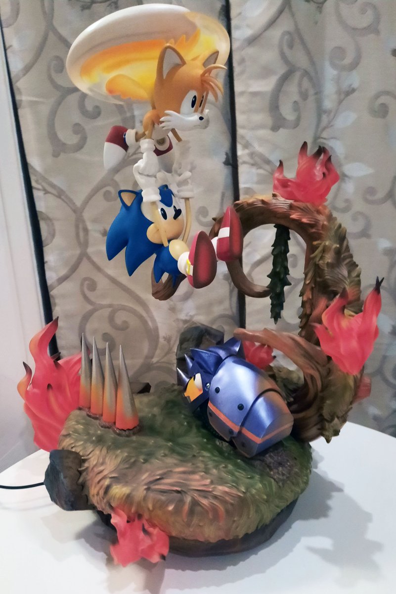 Ghostiees's tweet photo. I got my Sonic and Tails exclusive statue from @First4Figures recently! The photos don’t do it justice, believe me! I’m very impressed by this large and amazing statue! 🔥🌴
#SonicTheHedgehog #MilesTailsPrower #TailsTheFox #SonicStatue #SonicCollection #SonicMerchandise https://t.co/o4WR3dwZbm