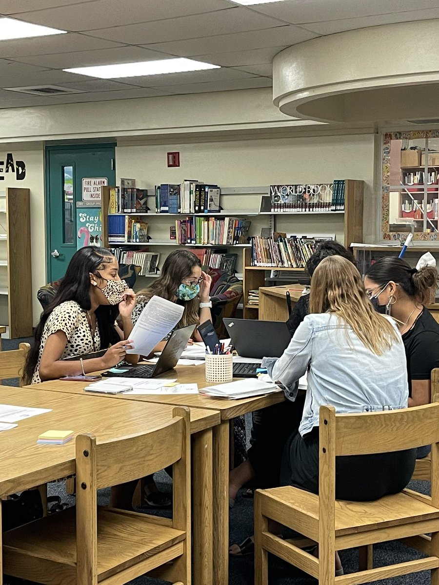 sfoster_es's tweet photo. Our SFE 101s reflecting on the 1st quarter and begin preparing for the 2nd! #GoodtoGreat #Strivefor65 #OntheRoadtoAwesome https://t.co/xKLz6yhbBz