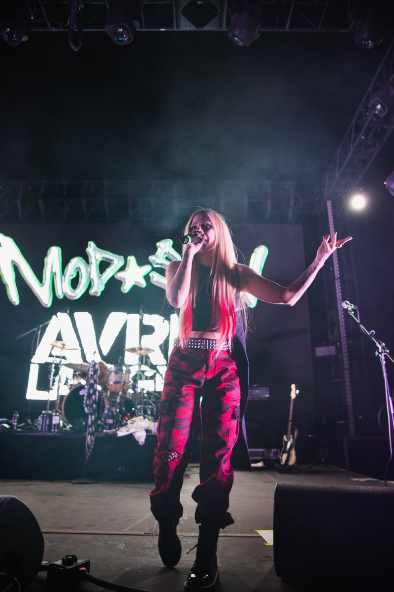 MTV's tweet photo. I lost my voice during @AvrilLavigne's performance at @emonitela Vegas Vacation this weekend… &amp; screaming the lyrics to "Sk8er Boi” was 1000% the reason why. 💖

📸: @ryanjmcfadden_ https://t.co/TlCJK3CQrw