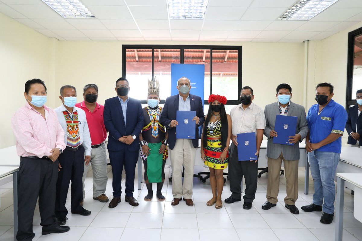 MiAmbientePma's tweet photo. De la mano de los pueblos indígenas estamos haciendo historia para consolidar la protección de los recursos naturales. Firmamos con el pueblo Emberá Wounaan un convenio para desarrollar acciones en base al conocimiento tradicional y la conservación de la biodiversidad de Panamá. https://t.co/yqXyjH2vxA