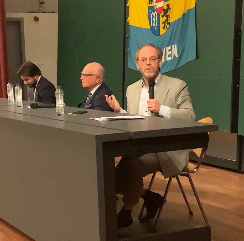 nvakamer's tweet photo. 'Ik ben bang dat we door een gebrek aan besef van richting zullen vastroesten in dat status quo. Je weet wat er gebeurt als twee paarden elks in een andere richting trekken: niks beweegt', @PeterDeRoover1 over #staatsstructuur #KVHVdebat https://t.co/3rng97OXCp
