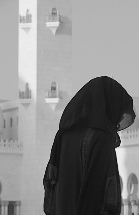 مَع الزمَنْ يَتحول الألم لحُزن, ويَتحول الحُزن لصَمت, ويَتحول الصَمت إلى وحدة ضَخمة شَاسعة كالمُحيطات المُظلمة .
 #الرومى