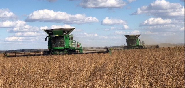 AgWest's tweet photo. The harvest crew at Hunt Farms of Salix, IA have some of the best #CabViews we have ever seen! Good luck wrapping up bean harvest!
#AgTwitter #soybeans #johndeere #pickingpics https://t.co/CHgejeXF3I