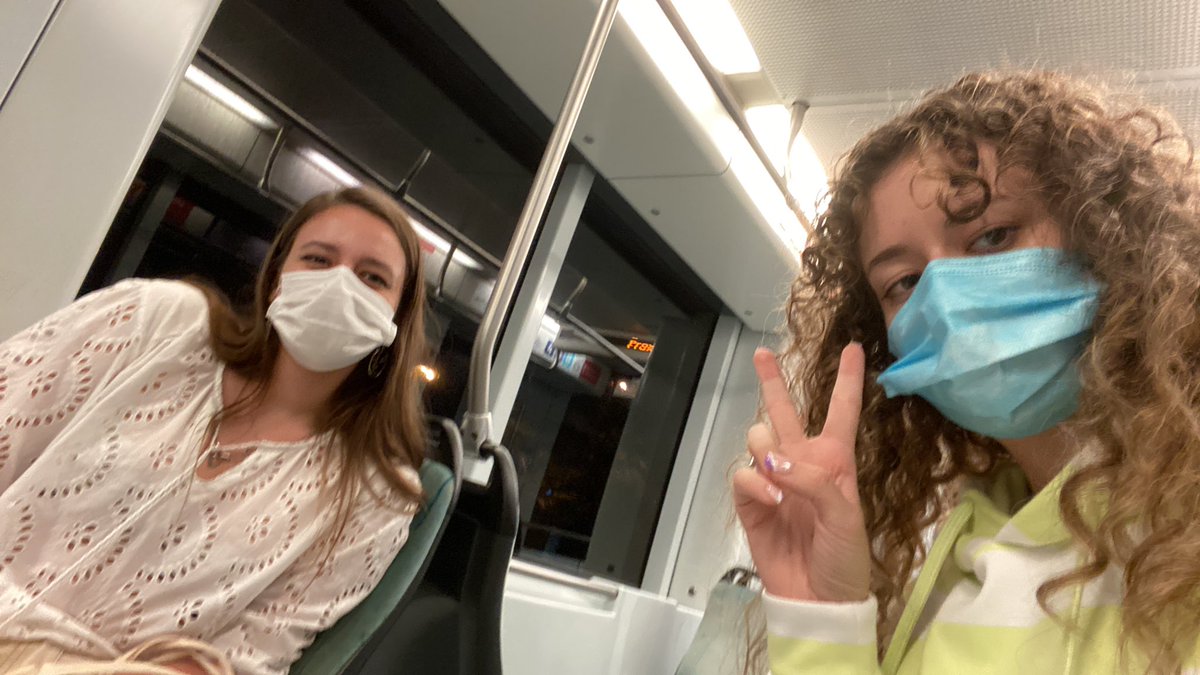 MarmoaAlis's tweet photo. @lorenanaaaahhhh @merixmasss En el tren ahora juntitas pero me vas a abandonar 😔😔 https://t.co/Ck17evT0Hk