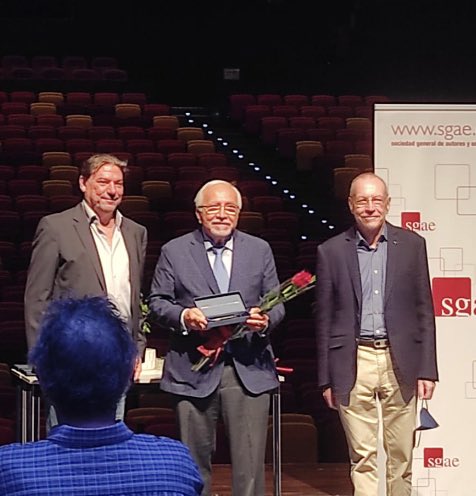 luisbaras's tweet photo. PREMIO “LLAVE DE SGAE”

Hoy he tenido el honor de recibir en el teatro Cartuja Center la llave de SGAE (Sociedad General de Autores de España) por cumplir 50 años de autor y compositor con más de 400 canciones creadas y publicadas…Gracias a todos los asistentes al acto https://t.co/fRnUXjLxH4