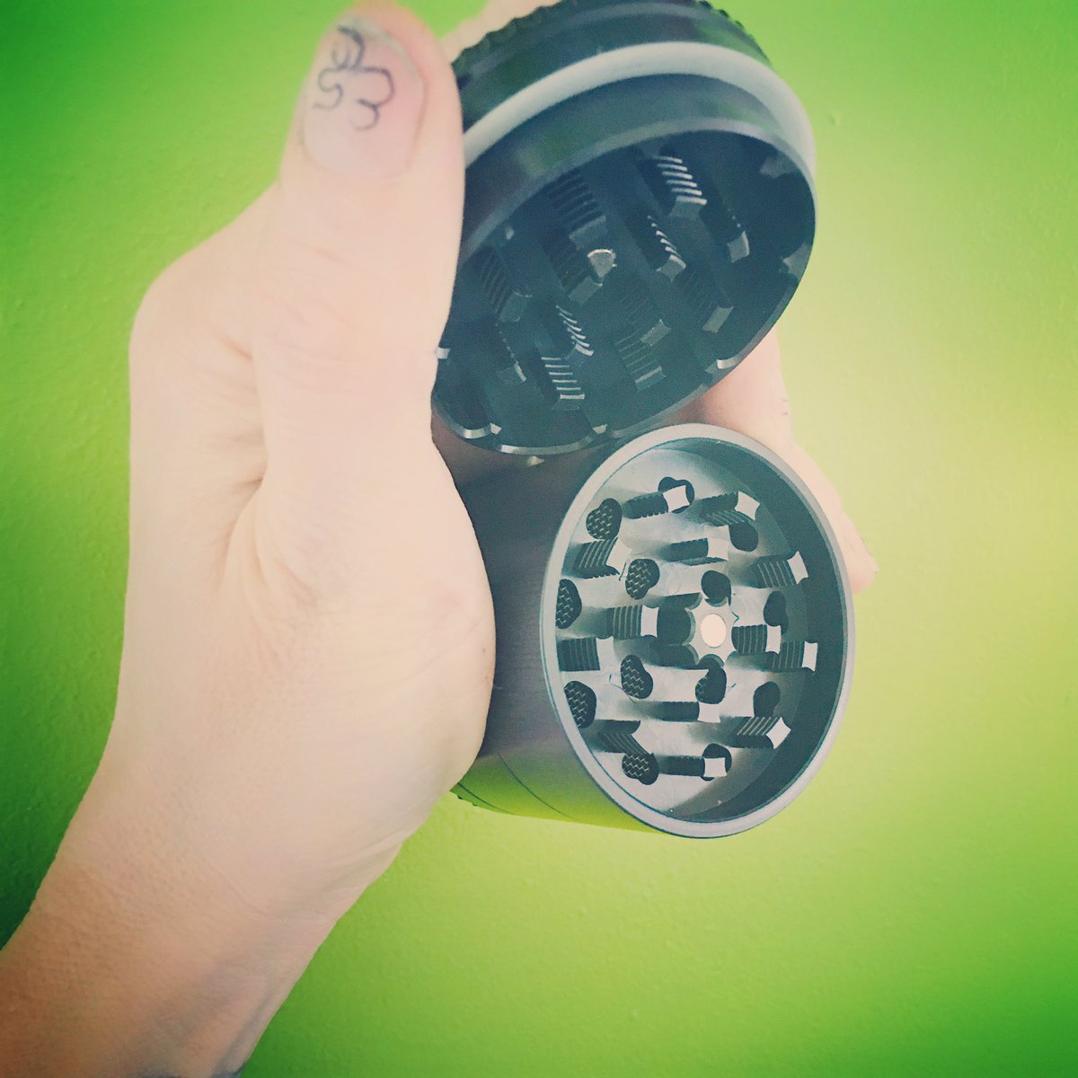 skrumshz's tweet photo. Our teeth have teeth
So your grind is always fine
♥️🇨🇦🔥
This girl is on fiiire
#MuchLøve 
#AreYøuEducated #EducateYøurself #GetEdücated 
My meds are not for sale😉
but my grinders are😘 https://t.co/gJ5JL3IiNq