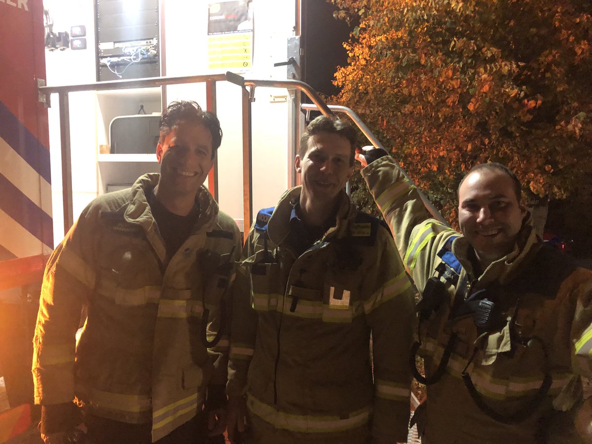 Leuke en leerzame (grote) brandoefening meegedraaid als HOVD deze avond incl copi. Veel vrijwilligers op straat. Mooi om te zien <a href="/BrandweerZHZ/">Brandweer Zuid-Holland Zuid</a> <a href="/VRZHZ/">Veiligheidsregio Zuid-Holland Zuid</a> <a href="/Molenlanden_Gem/">Gemeente Molenlanden</a> #Giessenburg drie voorlichters maakt grote voorlichting😉 <a href="/Ger_Bo/">Gerben van den Boom</a> <a href="/Marcvan51052249/">Marc van den Berg</a> <a href="/EJvanW/">EvW</a>