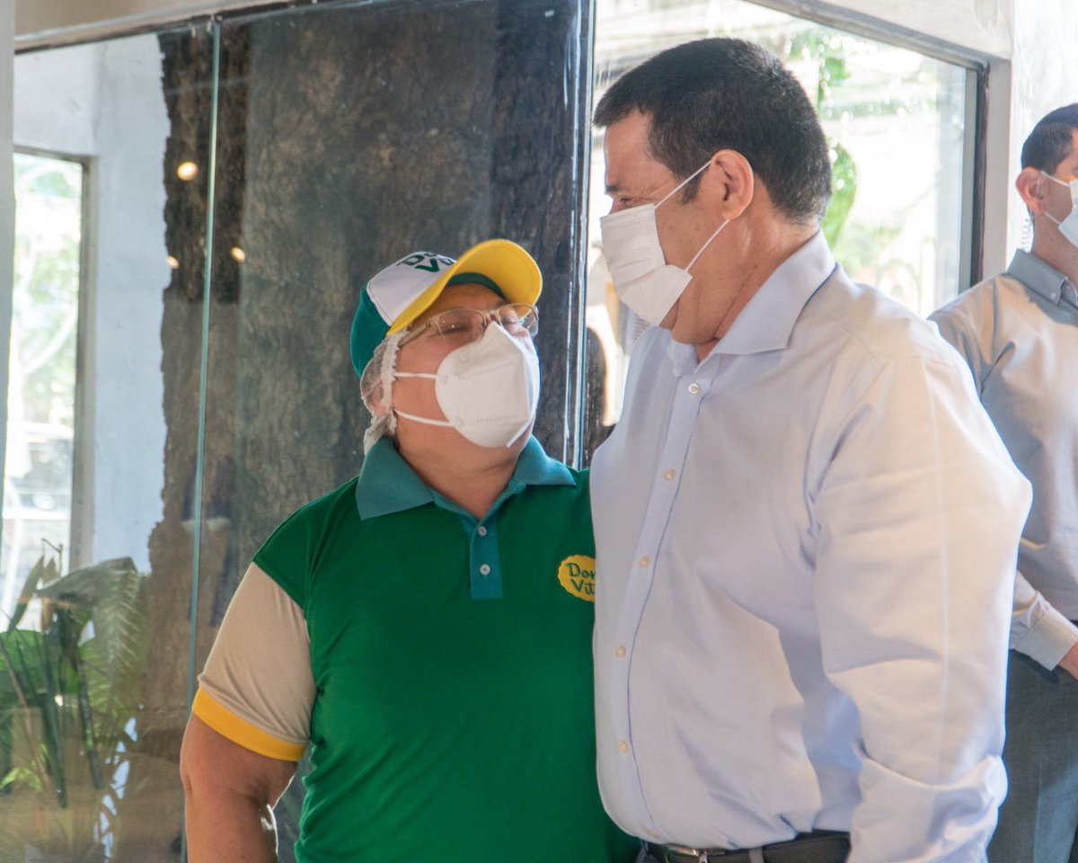 Horacio_Cartes's tweet photo. Hoy tuve un emotivo encuentro con Doña Eloisa, fundadora de #DonVito. Visitamos juntos la casa central para observar las mejoras que realizamos. Le prometí fortalecer a esta gran familia comprometida con la calidad, para ofrecer productos rellenas de historia. https://t.co/Dt3IwFCEOF