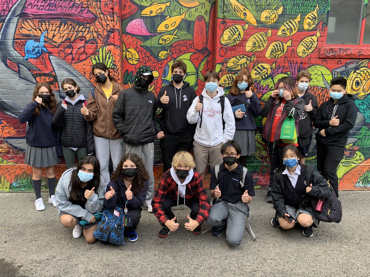 ICErgaio's tweet photo. Had a great time this morning exploring concepts of sustainability and livability with a neighbourhood walk through Queen St West and Graffiti Alley. Of course, no trip to the alley is complete without a pic in front of @uber5000βs iconic mural! #ICEwrites #yorklearns https://t.co/1HY6vWai30