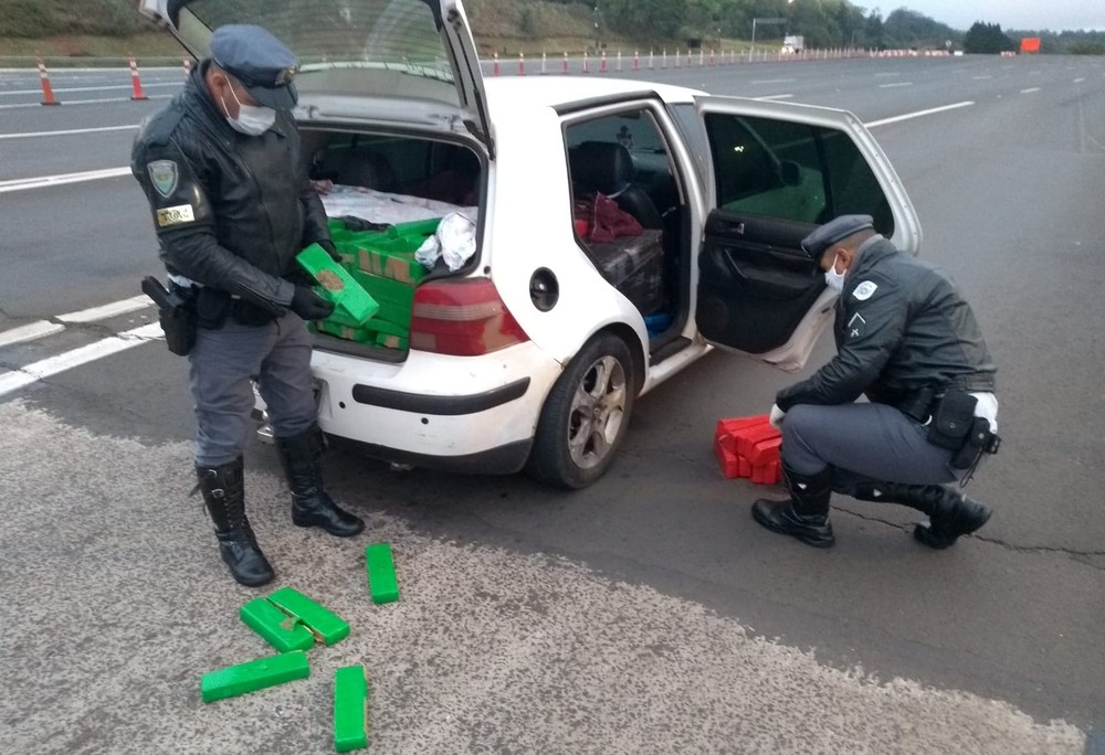 g1bauru's tweet photo. Homem é preso com quase 500 quilos de maconha dentro de carro em rodovia de Itatinga https://t.co/0abT7BWuwx #g1 #Itatinga https://t.co/o1Rd9OUoXP