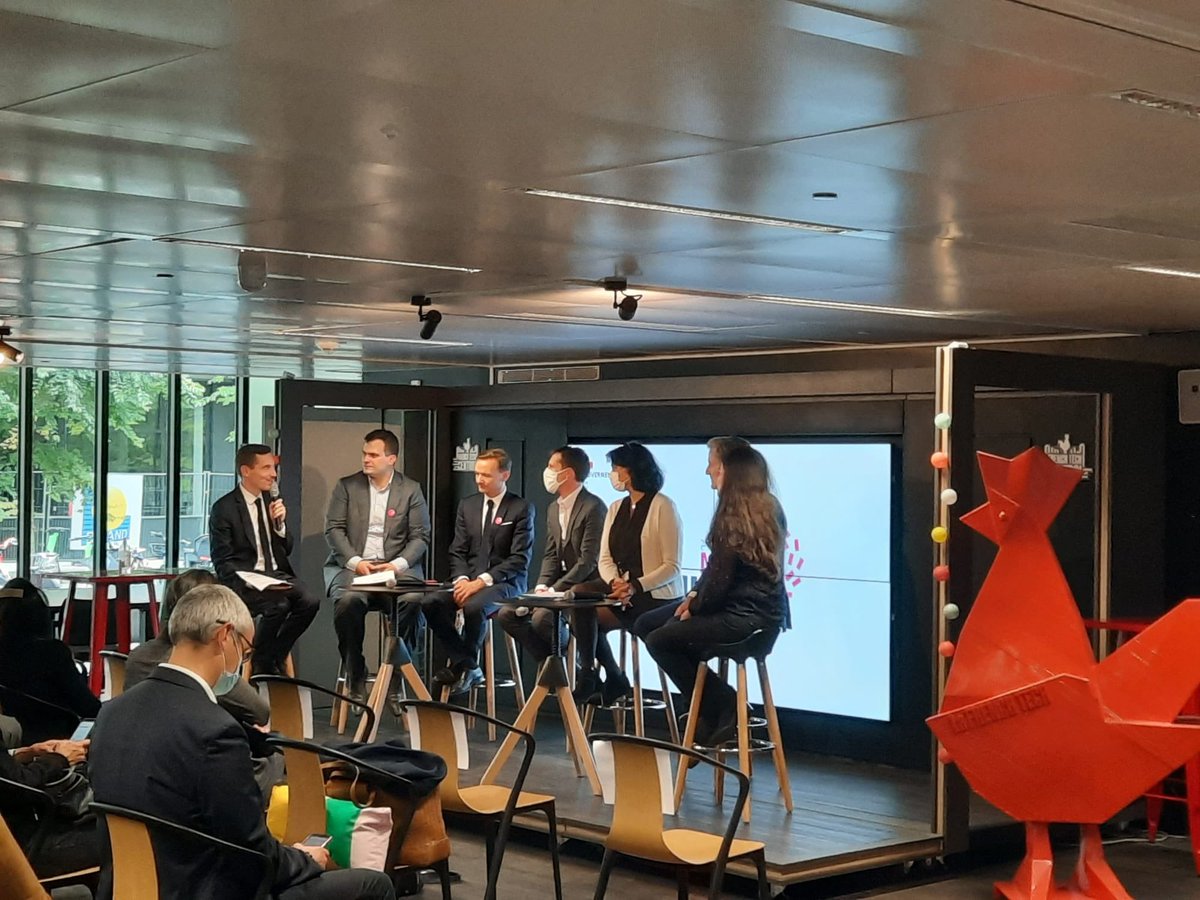 LoMegard's tweet photo. L’équipe #santé de la @DGEntreprises engagée pour les 1 an de #G_NIUS et le lancement de la stratégie d’accélération santé digitale #hcsmeufr #esante #teamDGE https://t.co/EnlZly2qhG