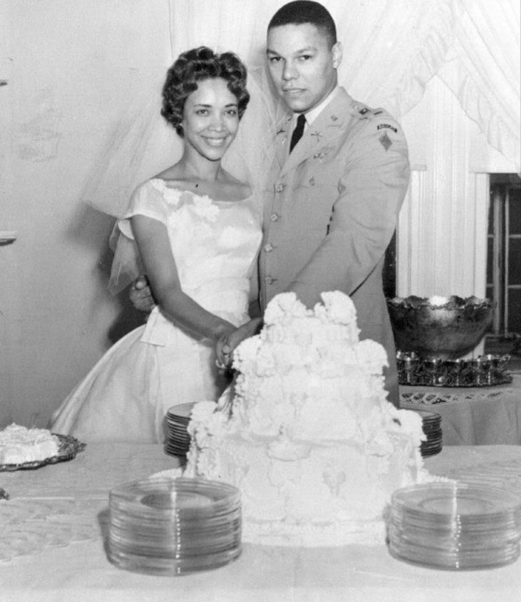 IamMarcTerrell's tweet image. Why y’all care so much about those people being engaged? Today, a legend, a leader, and hero has died. #RIPGENERAL #COLINPOWELL #StayedFocused