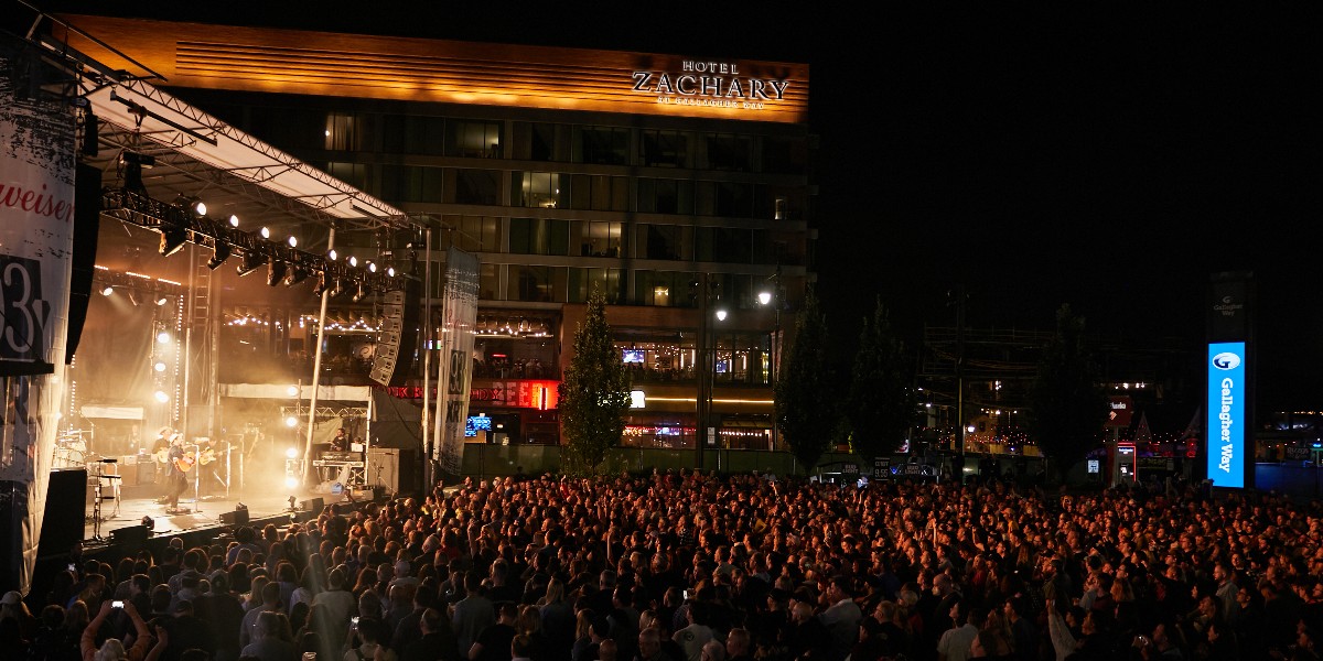 GallagherWayChi's tweet photo. #GetTogetheratGallagherway this fall and winter season! We have plenty of activities on the books and we can't wait to spend them with you. Rounding-up our favorite memories from our @BudweiserUSA Concert Series with @NRateliff &amp; the Night Sweats. // 📸: https://t.co/DMm9x1369L https://t.co/xetdPCCDPn