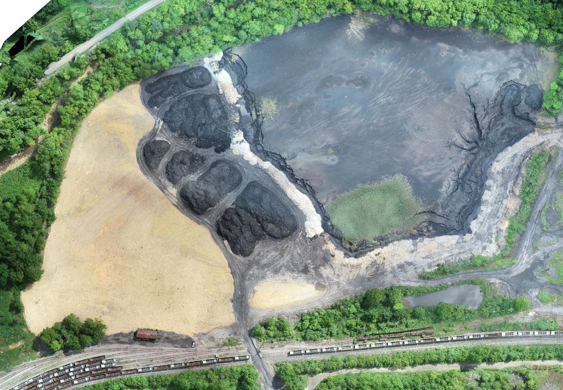 Virginia_Energy's tweet photo. This coal waste is being removed due to #AbandonedMineLand Pilot grants totaling over $4.8 million. Project Reclaim in Russell County will result in a cleaner Clinch River watershed and one of the region's most marketable site for future development. #ourworksnotdone @OSMRE https://t.co/EvHgzsp4uH