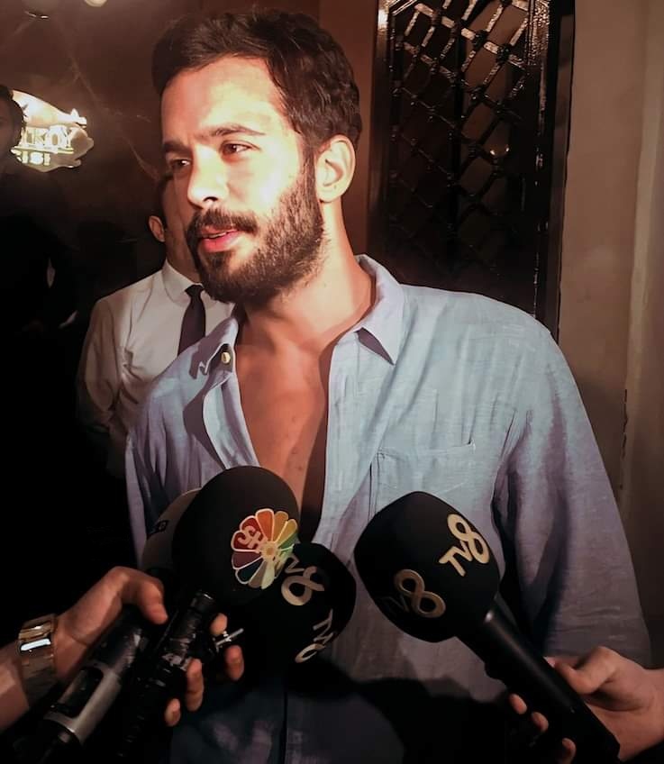 Akire_Ossal's tweet photo. @arducyaman No que problema tiene, me supongo que será que tiene los dedos largos y gordos, porque nunca llega a brocharse la camisa, habrá que hacer los botones mas grandes que un día de estos nos coge frio
#TeAlquiloDivinity18O https://t.co/SXFjlqVQpv
