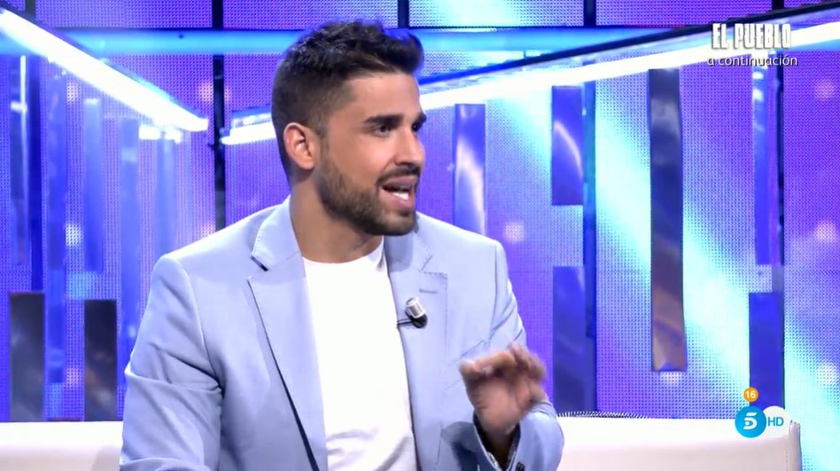 SecretStory_es's tweet photo. Frigenti, sobre Cynthia: "Va a todo el mundo para intentar sacar información" ¿Estáis de acuerdo?

🔁 100%
❤️ No es cierto

#SecretUH10 https://t.co/C2XbwiMP7B