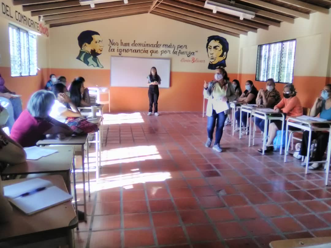 CFS TEXTIL PARAMILLO #TACHIRA, en #LaGarcía #Cordero Mcpio. André Bello, atendiendo a mujeres en Formación Técnica Profesional 'Confección de ropa íntima', con orientación de la formadora #INCES Socorro Acosta. #Inces62añosFormando @WuikelmanAngelP
@incessocialista @TachInces1