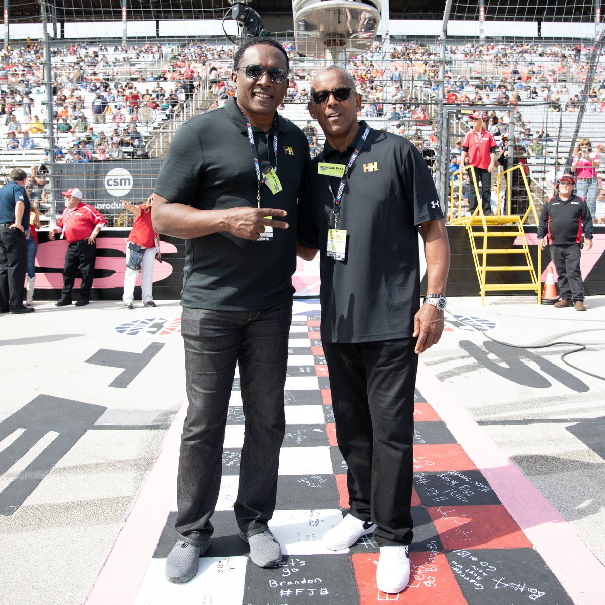 NFL legends @Tony_Dorsett and @81TimBrown spent Sunday at the Texas Motor Speedway to watch the NASCAR Cup Series playoffs! 🏁 @h2hlegends @BubbaWallace