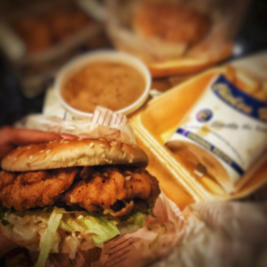 lk_maureen's tweet photo. @RTE2 @the2johnnies Ah boys I'm deva that ye never called in when ye were down in #ThomondPark lads....we could have gone for lunch in da #ChickenHut #ChickenFilletBurger #GravyChip #LimerickLegend https://t.co/t1WtRLdEfv