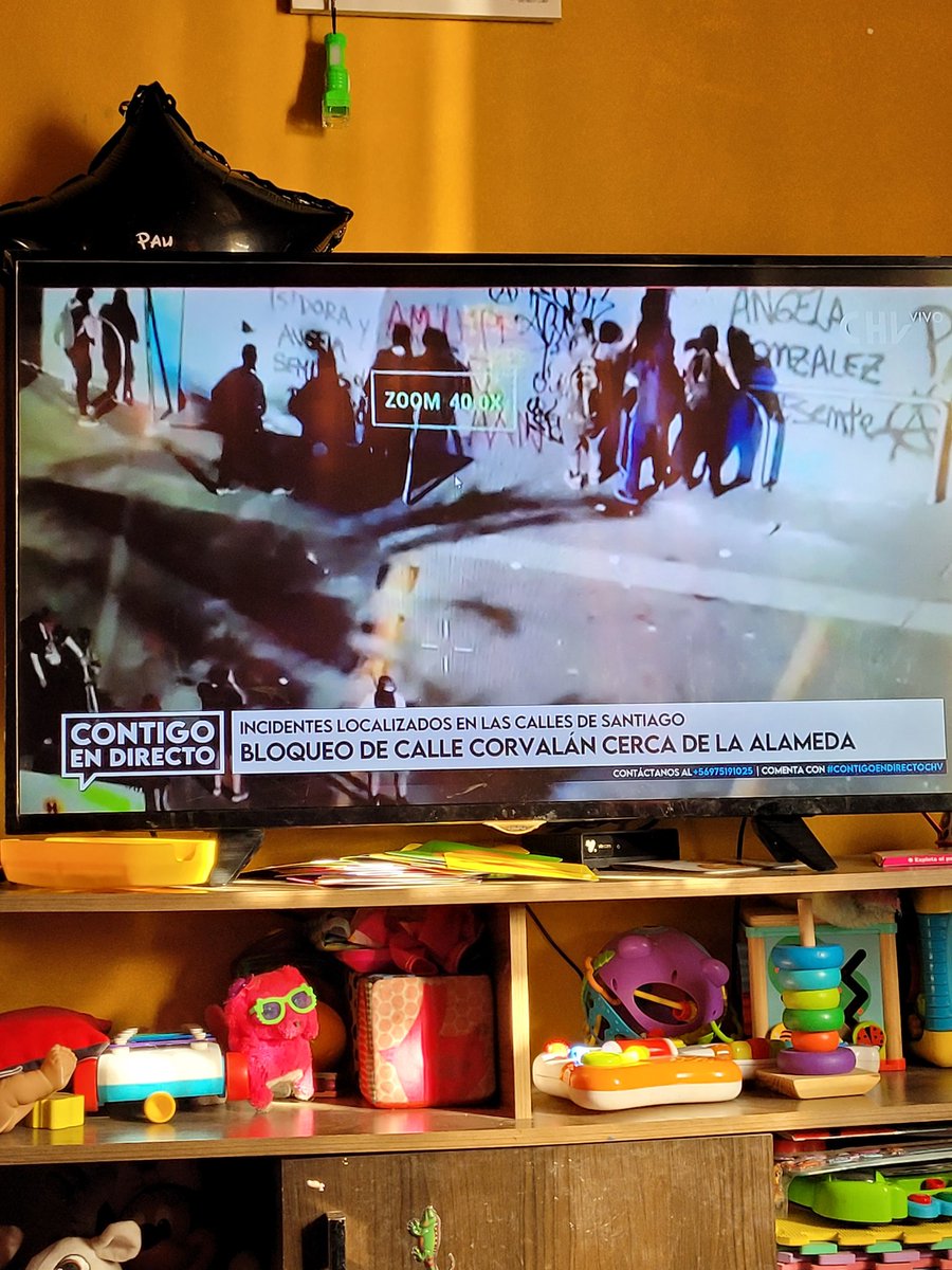 CamiPazBL's tweet photo. ~ A esta hora @HolaChileLaRed emocionándonos con las entrevistas mostrando la conmemoración de un sueño de unos cientos.
A esta hora @chilevision mostrando los desmanes que hacen no más de 10. Mismo lugar 2 formas diferentes de informar #18OctubrexLaRed #Metro #EstallidoSocial https://t.co/HDsQOUbc2F