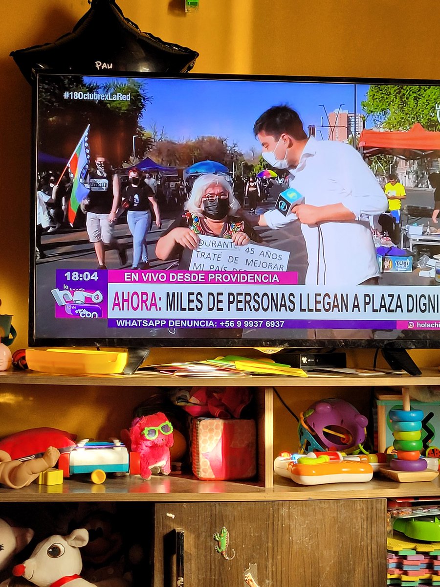 CamiPazBL's tweet photo. ~ A esta hora @HolaChileLaRed emocionándonos con las entrevistas mostrando la conmemoración de un sueño de unos cientos.
A esta hora @chilevision mostrando los desmanes que hacen no más de 10. Mismo lugar 2 formas diferentes de informar #18OctubrexLaRed #Metro #EstallidoSocial https://t.co/HDsQOUbc2F
